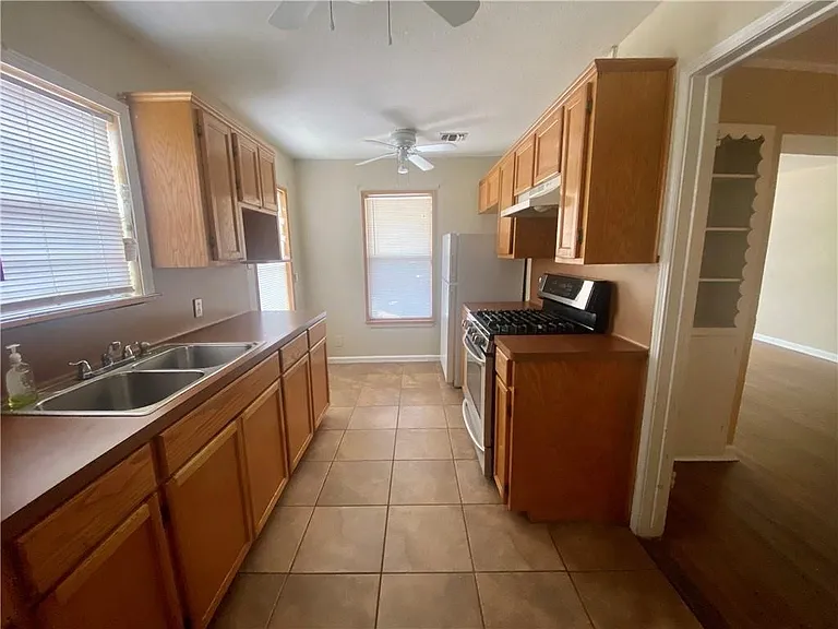 233 Eastgate Dr — Photo 4