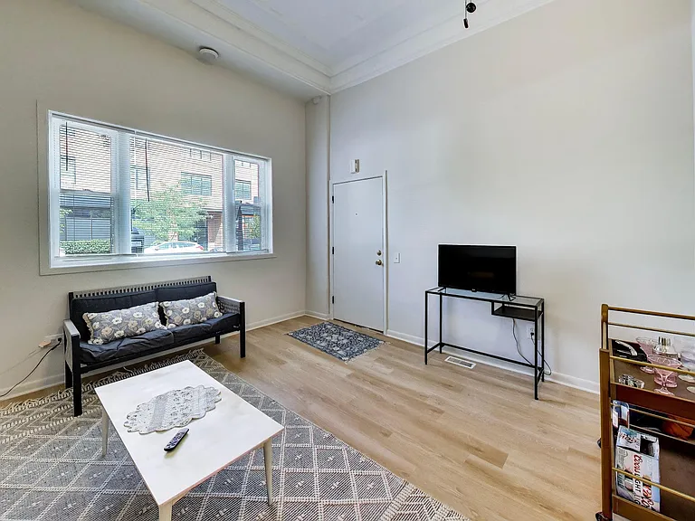 3151 N Southport Ave #1F — Photo 4