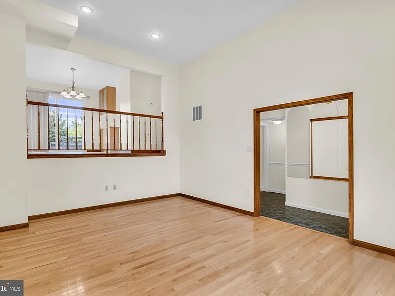606 Northcliffe Dr — Photo 5