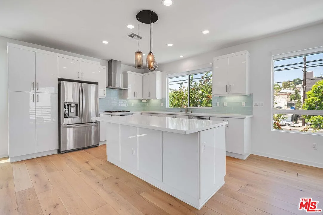 3 bed, 3.0 bath, 2150 sqft, $5,800 — Photo 3