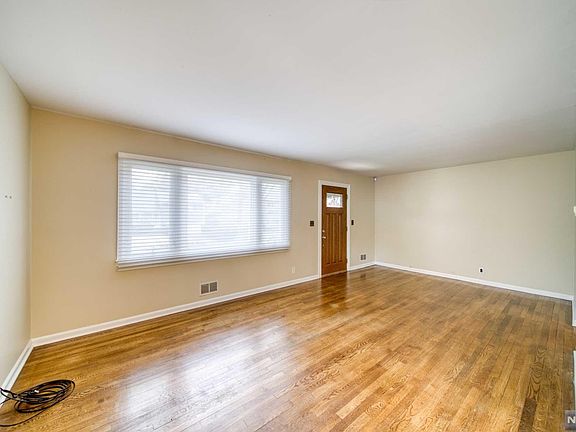 4th image of 111 6th St