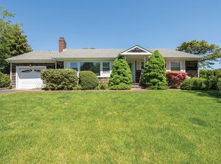 11 Club Dr, Southampton, NY 11968