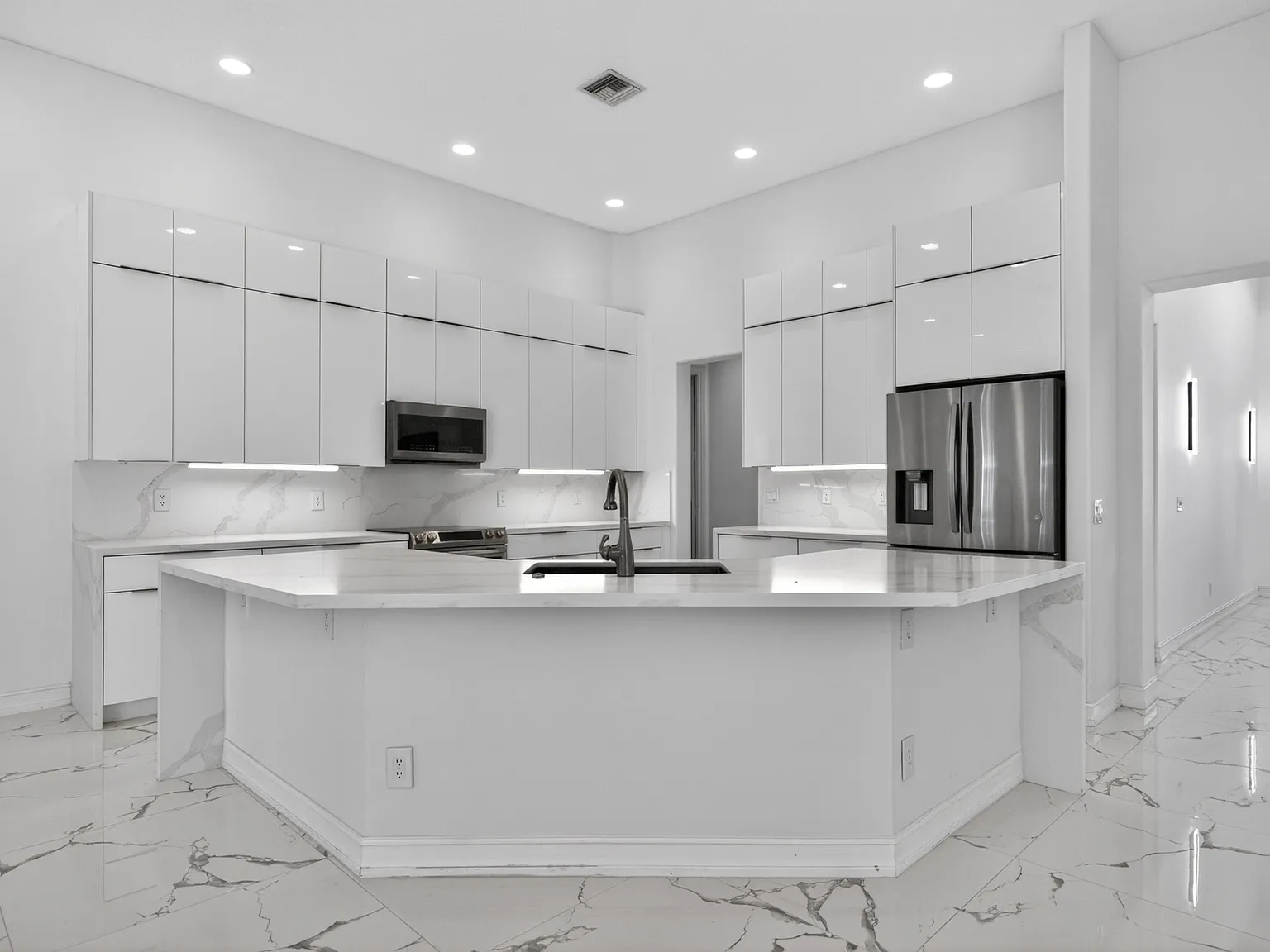 5 bed, 4.0 bath, 3333 sqft, $14,750 — Photo 4