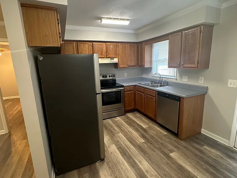 1130 Sloan St — Photo 6