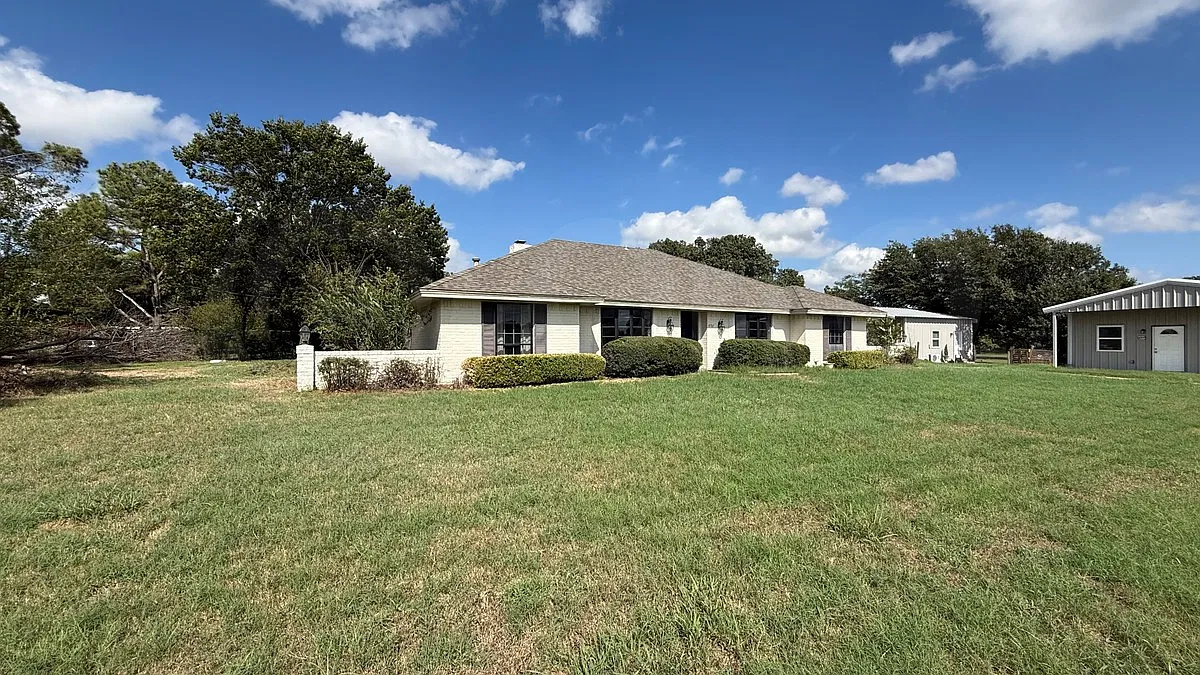 4 bed, 2.5 bath, $2,800 — Photo 2