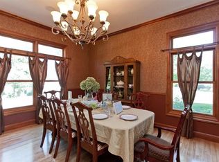 140 Tullymore Dr, Robins, IA 52328