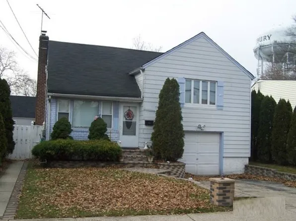 49 Barrington St, Westbury, NY 11590