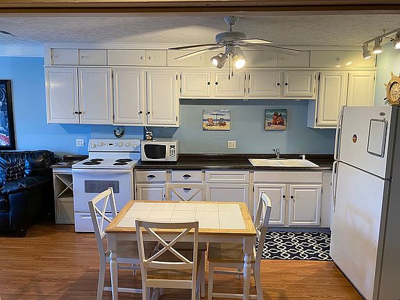 Kitchen/Dining area