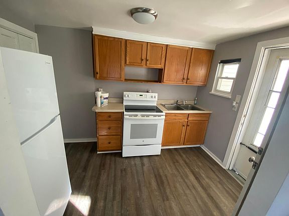4th image of 327 Cedar St
