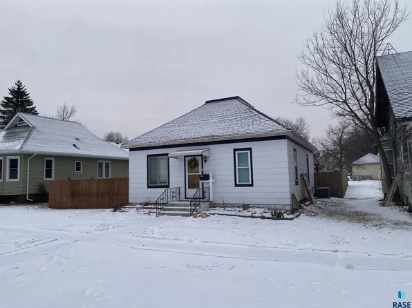 207 W 1st Ave, Flandreau, SD 57028
