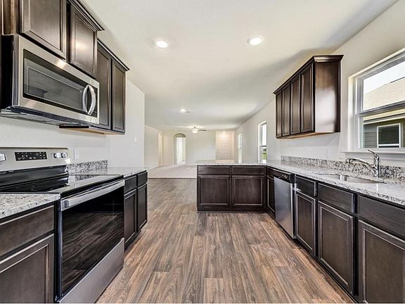 5th image of 409 Riverdale Dr