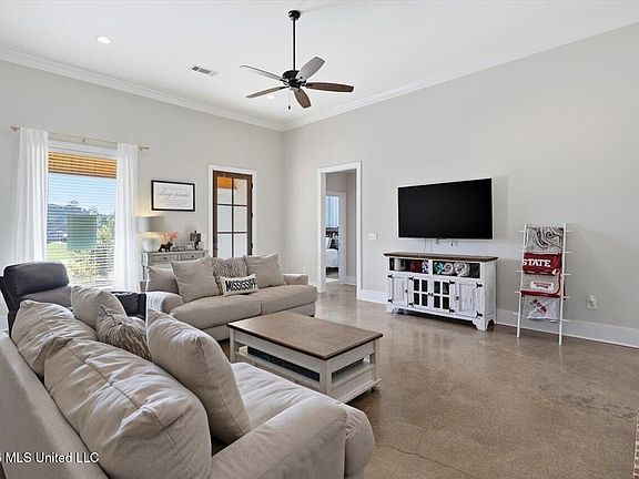 5th image of 221 Ironwood Pl