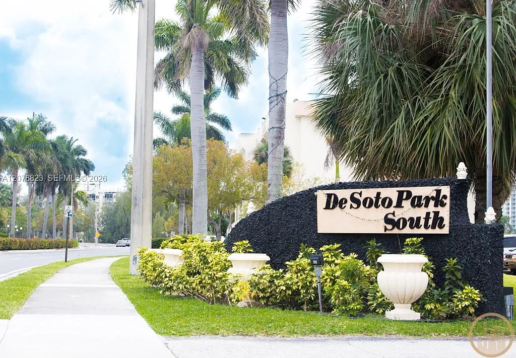 Desoto Park Condo — Photo 4
