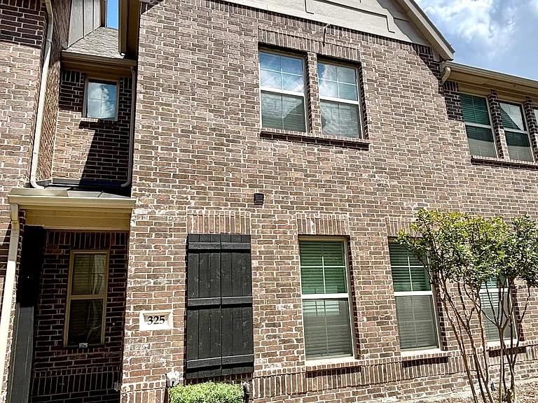 325 Baker Dr — Photo 1