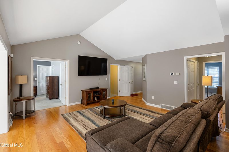 5th image of 8 Garnet Lane