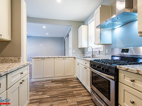5th image of 581 Vestal St