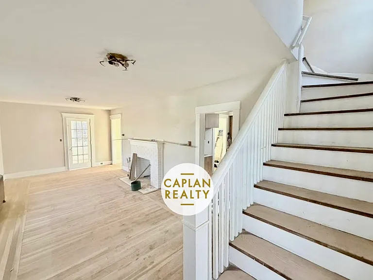 150 Crescent St — Photo 3