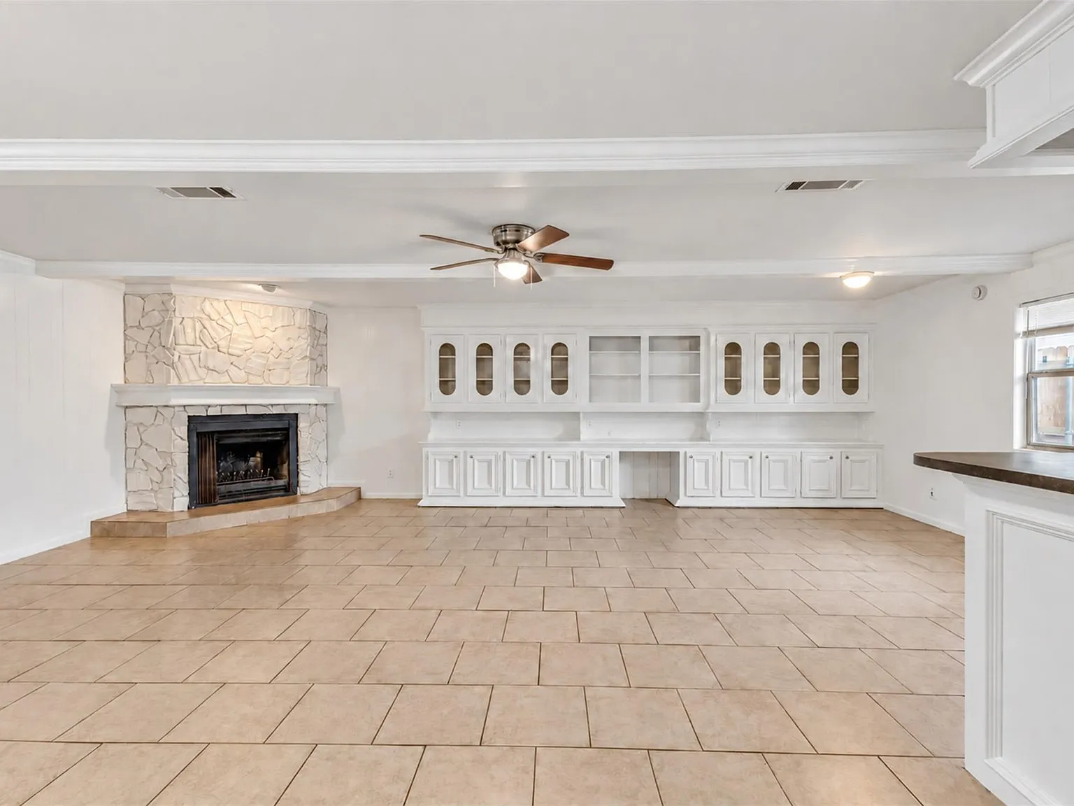 3 bed, 2.0 bath, 1732 sqft, $1,695 — Photo 2