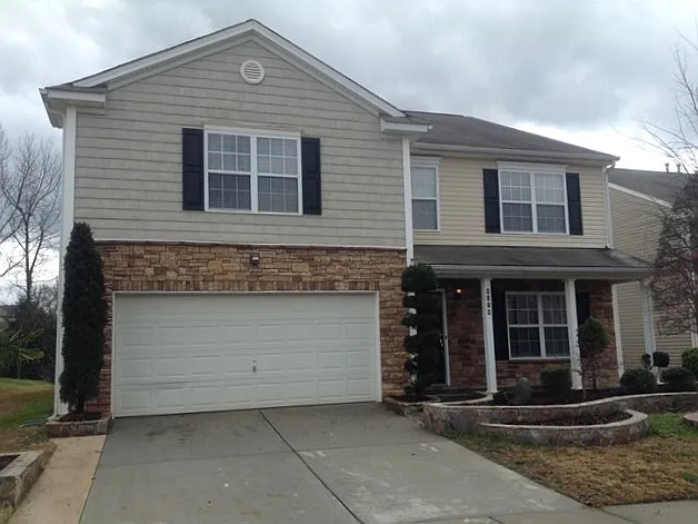 4 bed, 2.5 bath, 3284 sqft, $2,590 — Photo 1