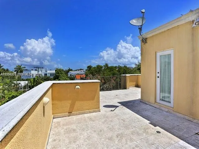 592 Fernwood Rd — Photo 10