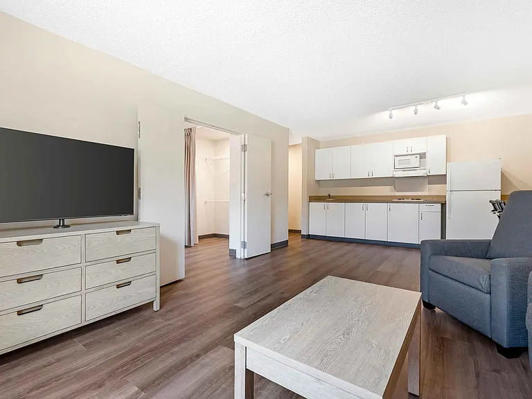 1 Bedroom Suite - 1 King Bed