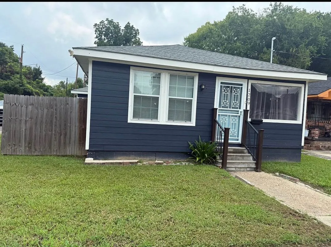 3 bed, 2.0 bath, 1287 sqft, $1,600 — Photo 1