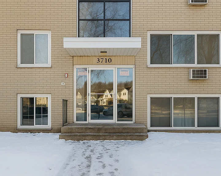 Relax in Style: Discover our Minneapolis Bedroom Haven on Minnehaha Avenue — Photo 10