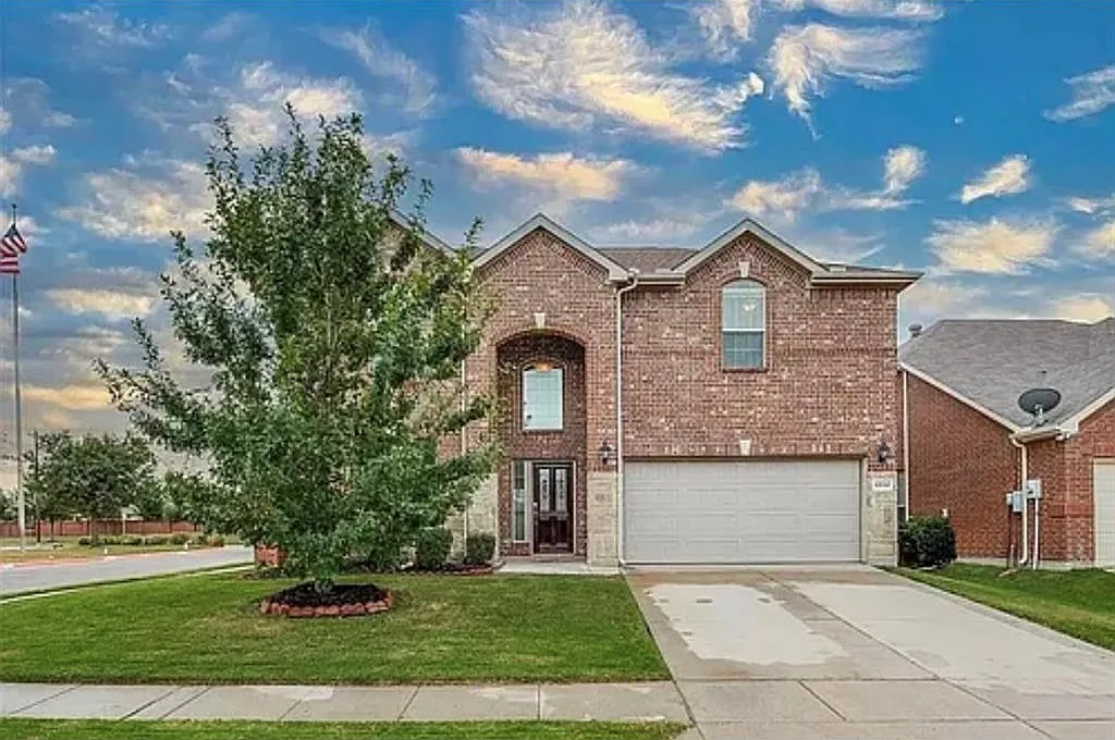 4 bed, 2.5 bath, 2434 sqft, $2,750 — Photo 2