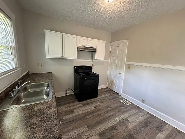 1136-1138 Fairfield Ave — Photo 16