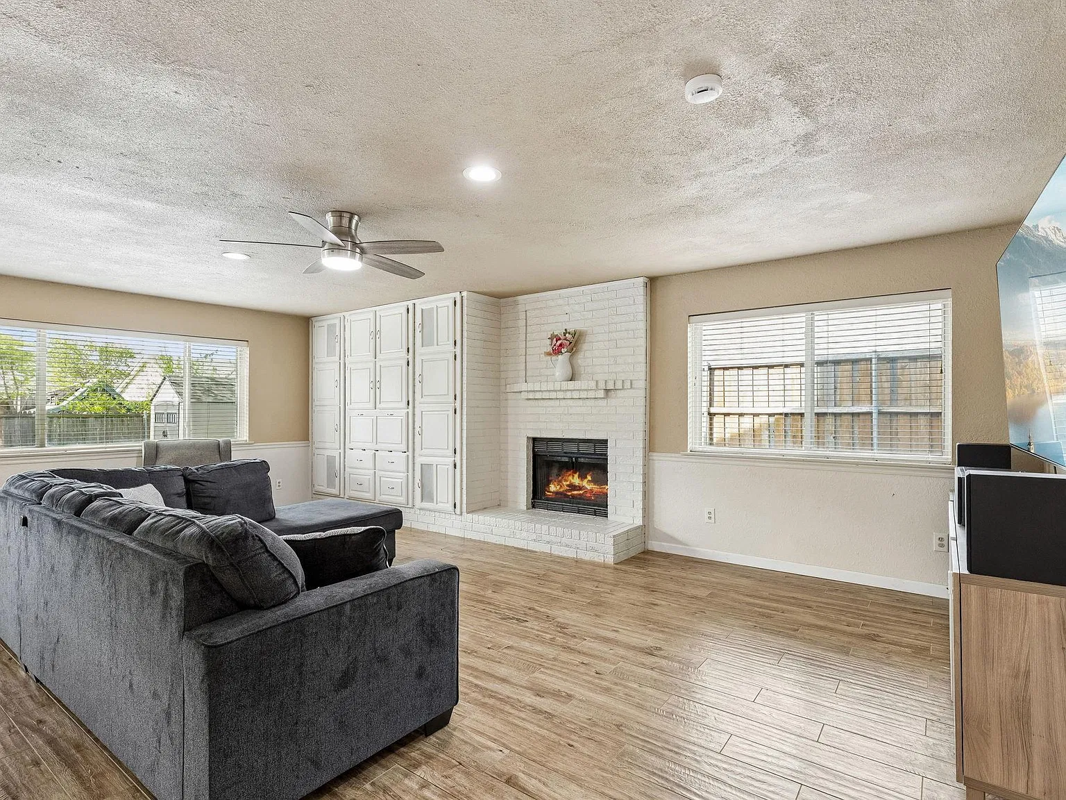 4 bed, 2323 sqft, $4,200 — Photo 3