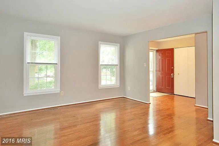 9917 Kingsbridge Dr — Photo 3