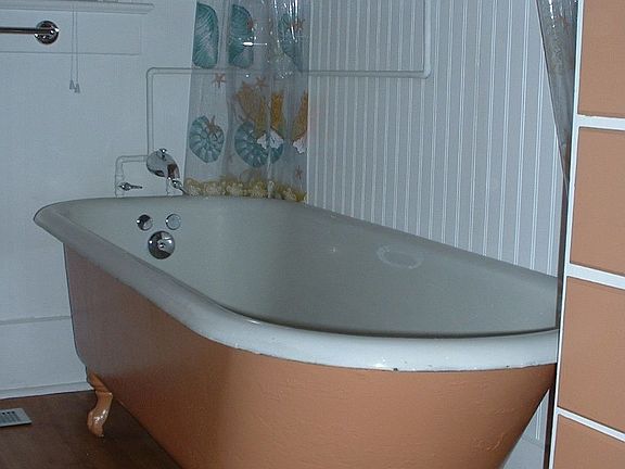 old fashion clawfoot tub