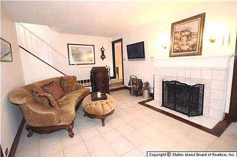 3rd image of 32 Jeannette Ave
