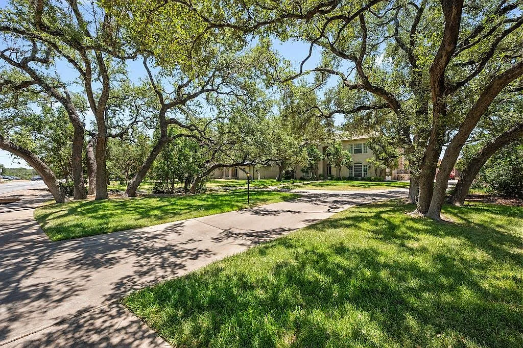 4 bed, 3.5 bath, 3190 sqft, $5,345 — Photo 3