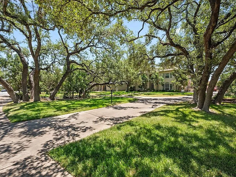 1207 Lakeway Dr — Photo 3