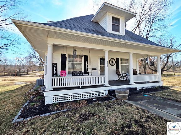 4th image of 202 W Grover St