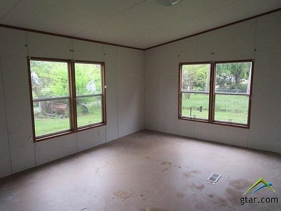 3rd image of 16871 Elm Ln