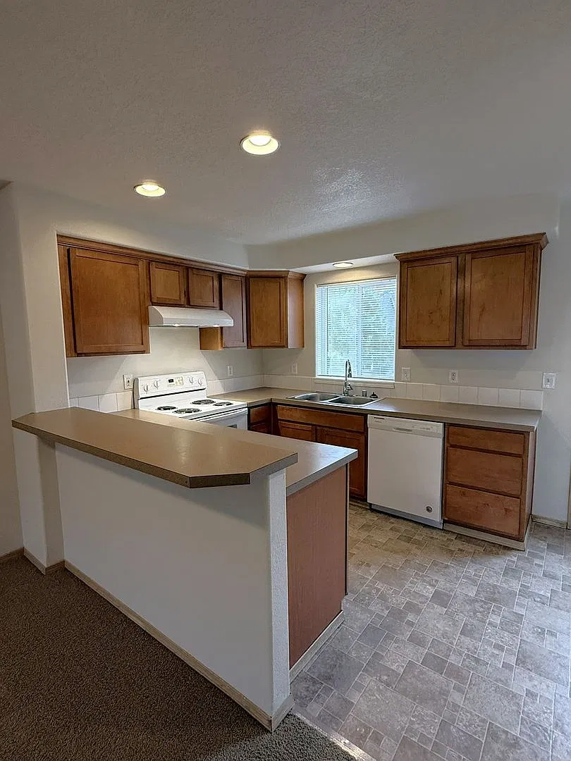 3 Bed / 3 Bath Updated Townhome | Garage + Fenced Yard | Half Off 2nd Month! — Photo 2