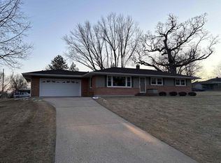 325 Oak Ridge Dr, Freeport, IL 61032