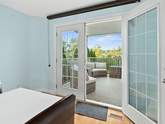 3rd image of 975 Meadowview Pl