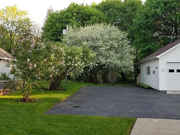 4th image of 219 Lyell Ave