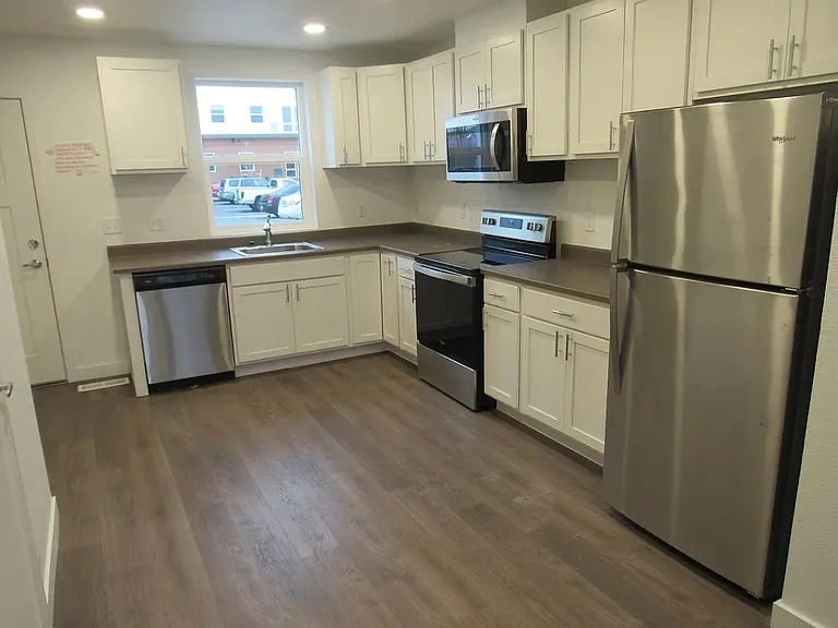 2207 E 37th Ave — Photo 5