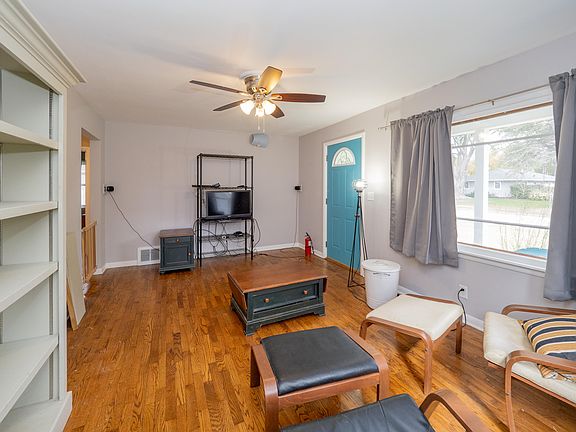 5th image of 233 N Lincoln Blvd