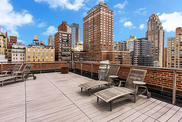 Sold by Daniel Gale Sotheby's International Realty | media 25