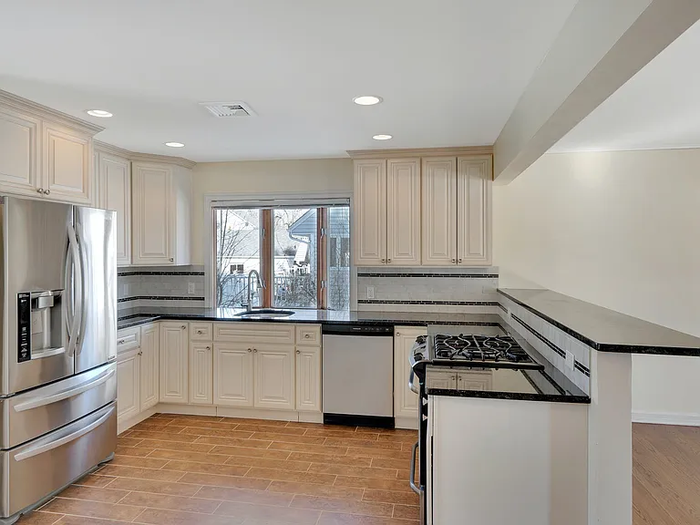 455 Berkshire Rd — Photo 2
