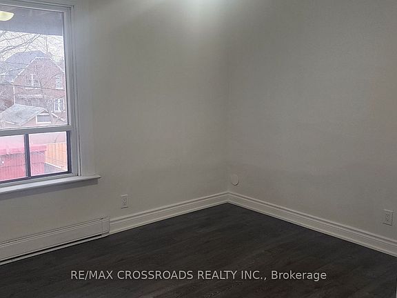 2nd image of 152 Elgin St E