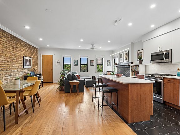 2nd image of 822 Hinman Ave APT 3S