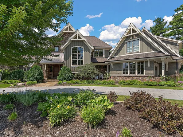 77 Monarch Way, North Oaks, MN 55127