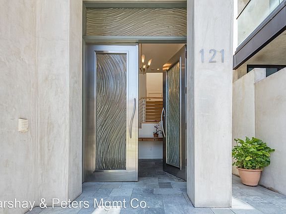 4th image of 121 31st St