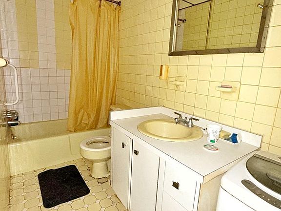 4th image of 955 Daly St